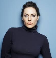 How tall is Antje Traue?